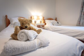 3 bedrooms, iron/ironing board, Internet, bed sheets - 3 bedroomed holiday cottages, with and indoor pool access, that sleeps 6, with two off road car park (Ebberston)