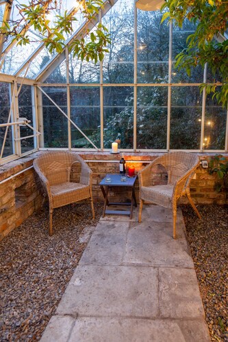 3 bedroomed holiday cottages, with and indoor pool access, that sleeps 6, with two off road car park