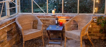 3 bedroomed holiday cottages, with and indoor pool access, that sleeps 6, with two off road car park