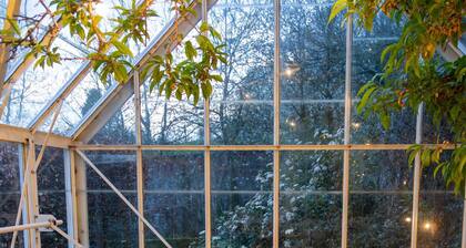 3 bedroomed holiday cottages, with and indoor pool access, that sleeps 6, with two off road car park