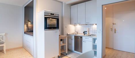 Fridge, oven, dishwasher, coffee/tea maker