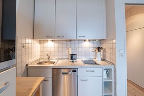 Kühlschrank, Ofen, Geschirrspüler, Wasserkocher mit Kaffee-/Teezubehör