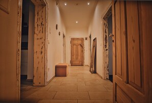 A hallway with wooden doors and a wooden bench. - Feriendomizil Villa Neidstein (Neukirchen bei Sulzbach-Rosenberg)