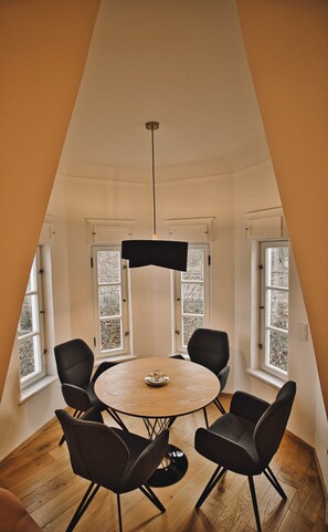 Villa, Private Bathroom (Dachgeschoss) | Dining - Feriendomizil Villa Neidstein (Neukirchen bei Sulzbach-Rosenberg)