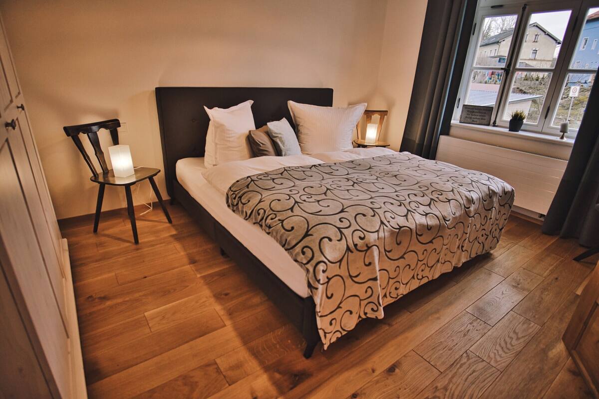 Leilighet, privat bad (Obergeschoss) | 2 soverom, dundyner, memory foam-senger og blendingsgardiner