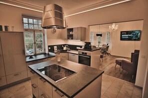 Fridge, oven, stovetop, dishwasher