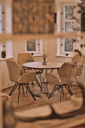 Apartment, Private Bathroom (Obergeschoss) | Restaurant