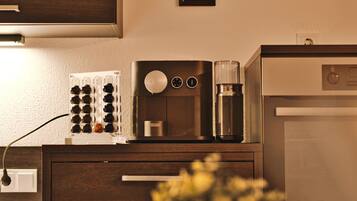 Apartment, Private Bathroom (Erdgeschoss) | Shared kitchen | Fridge, oven, stovetop, dishwasher