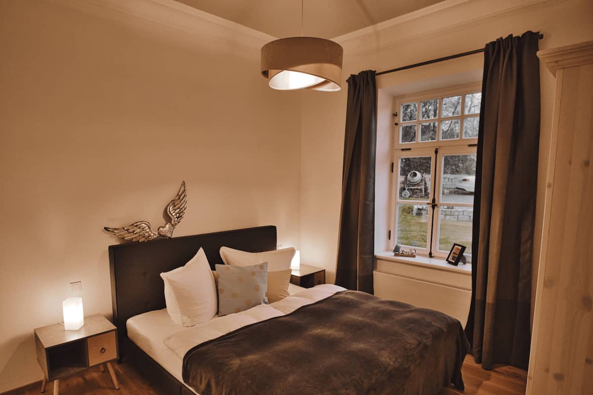 Leilighet, privat bad (Erdgeschoss) | 2 soverom, dundyner, memory foam-senger og blendingsgardiner