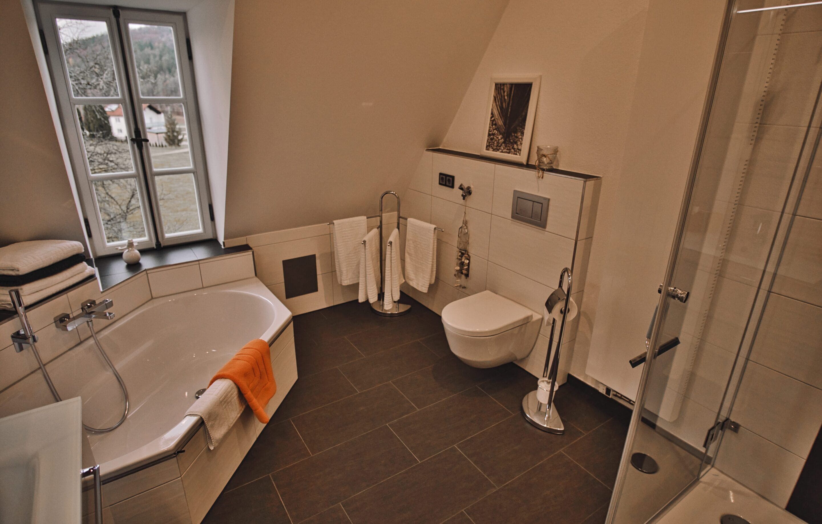 Villa, eigenes Bad (Dachgeschoss) | Badezimmer | Badewanne und Dusche (separat), Haartrockner, Handtücher