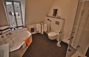 Villa, Private Bathroom (Dachgeschoss) | Bathroom | Separate tub and shower, hair dryer, towels