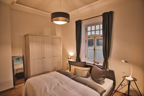 Apartment, Private Bathroom (Erdgeschoss) | 2 bedrooms, premium bedding, down comforters, memory foam beds - Feriendomizil Villa Neidstein (Neukirchen bei Sulzbach-Rosenberg)