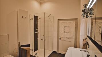 Apartment, Private Bathroom (Erdgeschoss) | Bathroom | Separate tub and shower, hair dryer, towels, soap