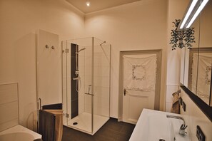 Apartment, Private Bathroom (Erdgeschoss) | Bathroom | Separate tub and shower, hair dryer, towels, soap - Feriendomizil Villa Neidstein (Neukirchen bei Sulzbach-Rosenberg)