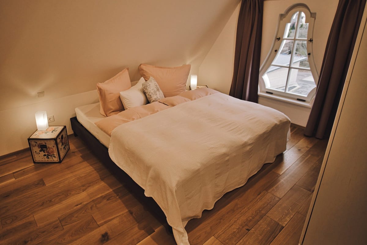 Villa, privat bad (Dachgeschoss) | 2 soverom, dundyner, memory foam-senger og blendingsgardiner