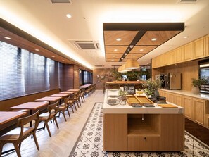 Een modern interieur met houten meubels, een centraal eiland met ontbijtartikelen, en een keukenhoek.