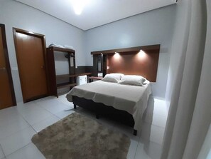 Suite | Laptop workspace, free WiFi, bed sheets