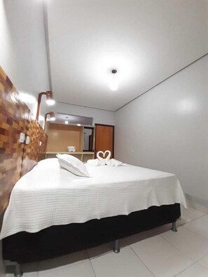 Laptop workspace, free WiFi, bed sheets - Hotel Samambaia (Indiara)