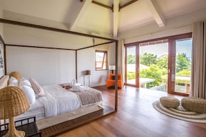 5 habitaciones, tabla de planchar con plancha y acceso a internet 
