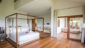 Une chambre moderne avec un lit à baldaquin, un canapé et une vue sur l’extérieur.