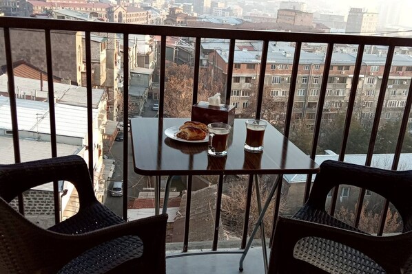 Outdoor dining - Lof's Lily in Yervan (Yerevan)