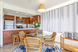 Dining - Hawaiian-style condo with partial ocean view (Lahaina)
