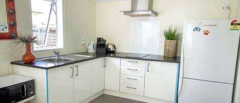 Kjøleskap, mikrobølgeovn, kokeplater og brødrister