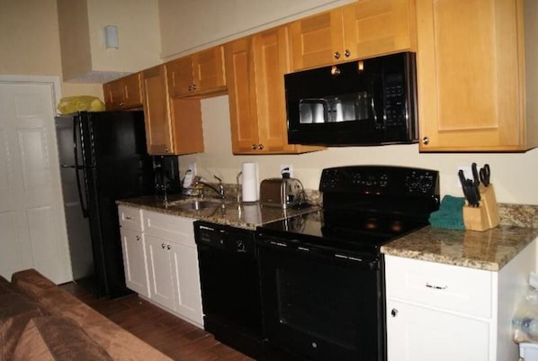 冷蔵庫、電子レンジ、オーブン、コンロ