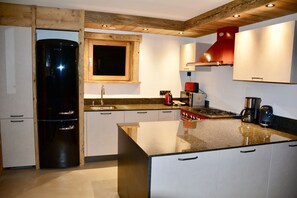 Fridge, microwave, oven, stovetop - Chalet BAMBI in GÉRARDMER for unforgettable holidays (GERARDMER)