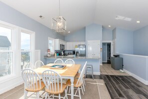 Dining - Shell Yeah - Oceanfront 4 bedroom home in Surf City!  Dog Friendly! (Surf City)