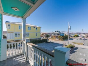 Property grounds - The Snoozer - Gorgeous Oceanfront Home right on the beach! (Topsail Beach)