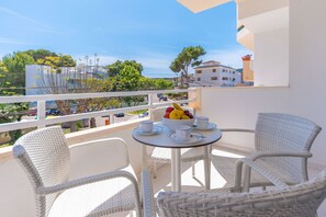 Outdoor dining - MASSANET (1B) - Cosy apartment with terrace near the sandy beach. Free WiFi (Capdepera)