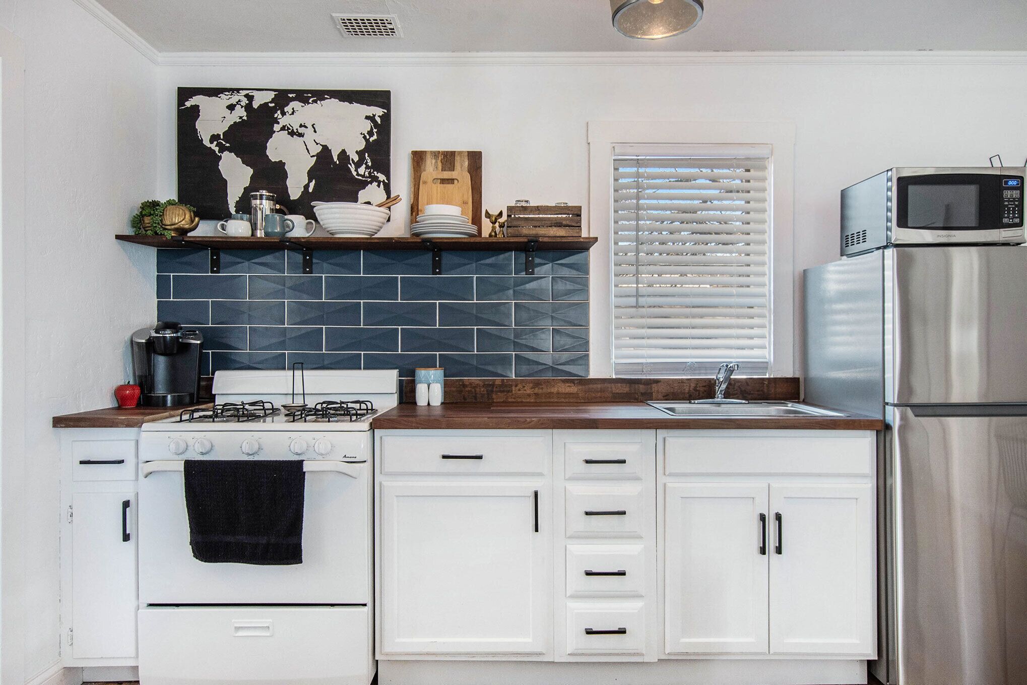 冷蔵庫、電子レンジ、オーブン、コンロ