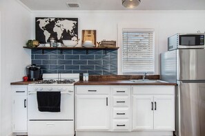 Een koelkast, een microgolfoven, een oven, een kookplaat