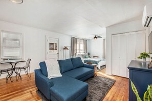 Smart TV, libros, estéreo