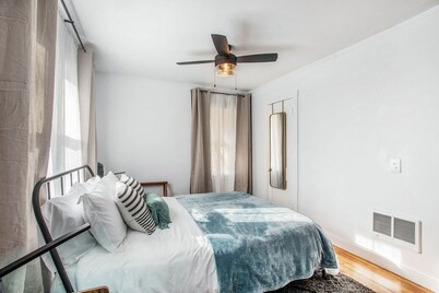 The Little House: Cozy Home in Overland Park