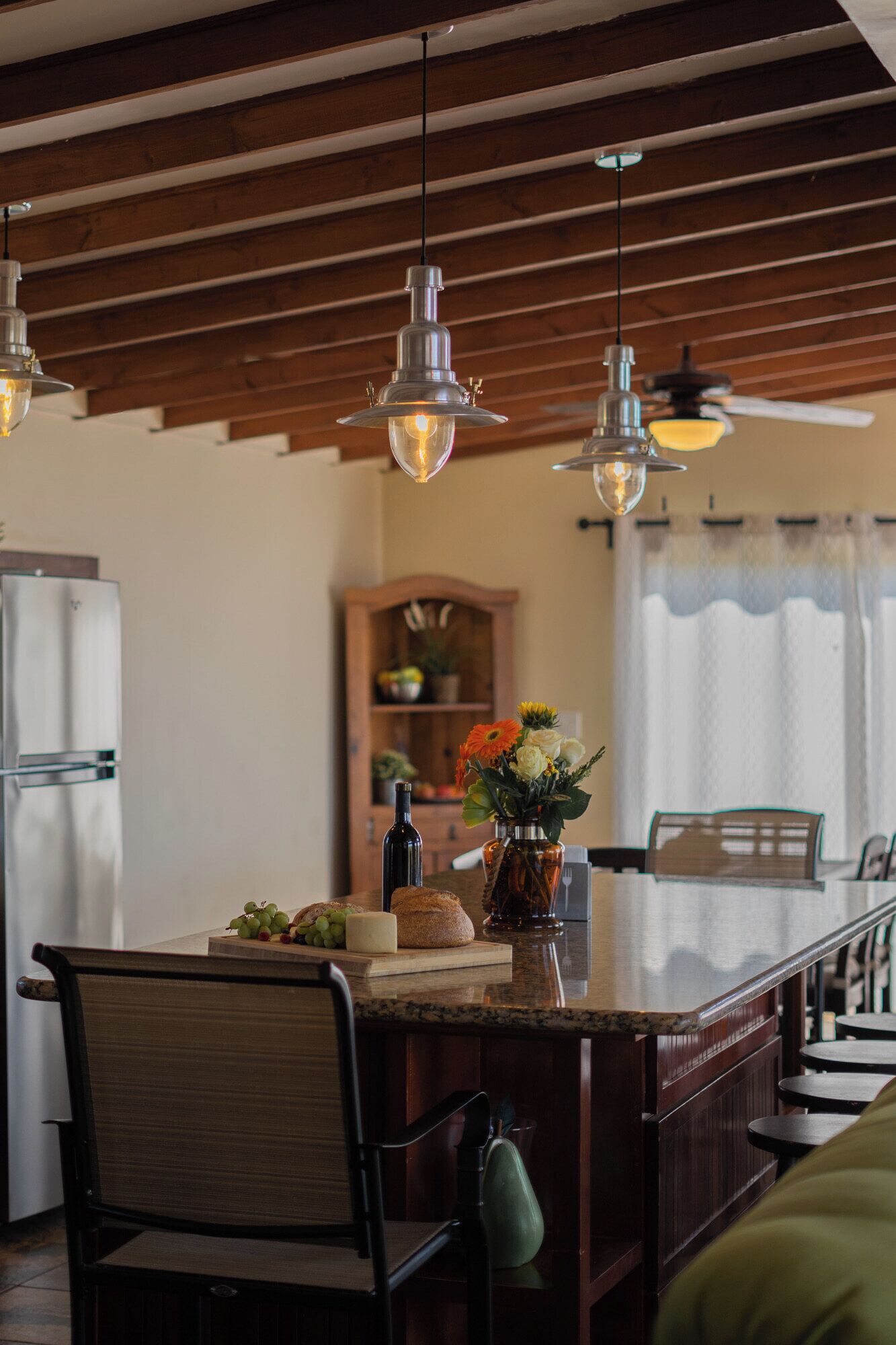 Casa familiar, 2 habitaciones | Cocina privada | Refrigerador con congelador, microondas y parrilla de estufa 