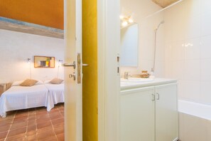 Combined shower/bathtub, hair dryer, towels