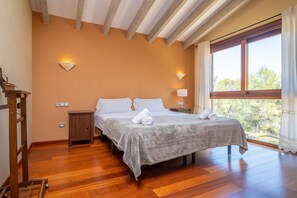 4 slaapkamers, een strijkplank/strijkijzer, gratis wifi, beddengoed