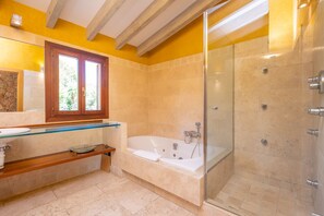 Bañera con ducha, secador de pelo, bidet, toallas
