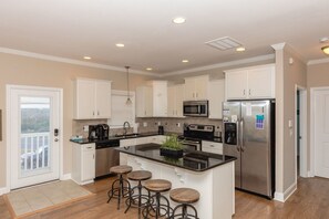 雪櫃、微波爐、焗爐、爐具