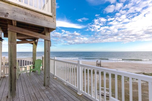 Crab House - Oceanfront 5 BR Home with Hot Tub & Community Pool