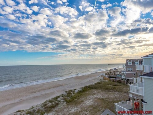 Crab House - Oceanfront 5 BR Home with Hot Tub & Community Pool