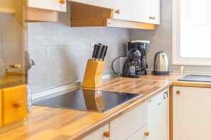 Een koelkast, een microgolfoven, een oven, een kookplaat