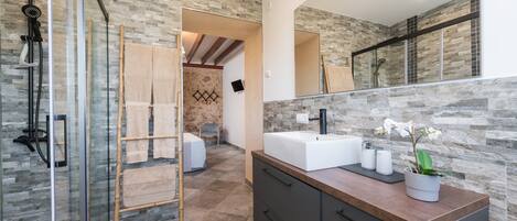 Shower, hair dryer, bidet, towels
