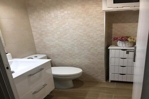 Bathroom - Altafulla Platja Apartment - Family only (Altafulla)