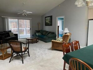 Smart TV - Sunsets, covered dock and comfy House at Kerr Lake (Manson)