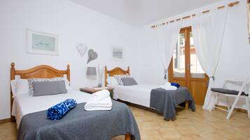 3 slaapkamers, een strijkplank/strijkijzer, gratis wifi, beddengoed