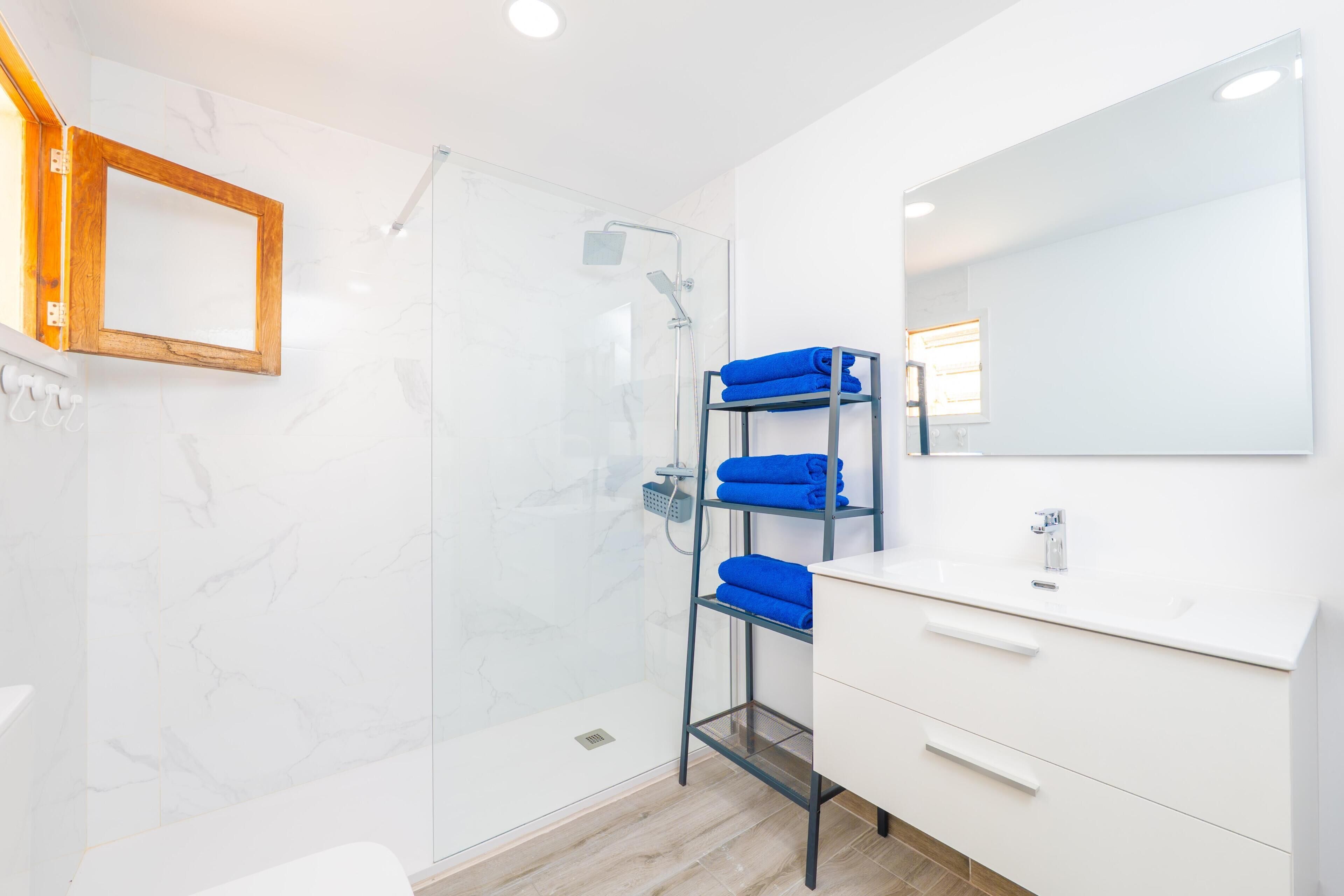 Combined shower/bathtub, hair dryer, towels
