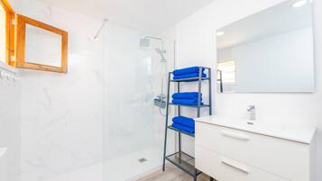 Combined shower/bathtub, hair dryer, towels